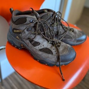 Columbia Men’s size 10 mid rise hiking boots
